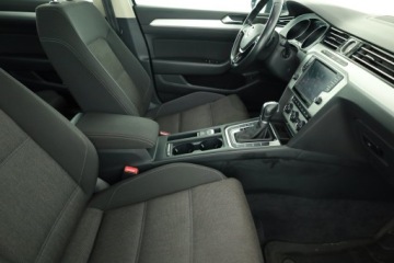 Volkswagen Passat B8 Variant 2.0 TDI BlueMotion SCR 150KM 2016 VW Passat 2.0 TDI, Automat, Navi, Klima, zdjęcie 6