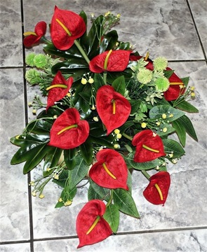 ПЛАТЬЕ на могилу, цветы, букет антуриумов, красивая композиция на кладбище.