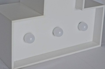 Цифра 18 освещена лампочками, цифры дня рождения 100 см.