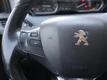 Peugeot 208 I Hatchback 5d Facelifting 1.2 PureTech 82KM 2015 Peugeot 208 1.2 PureTech, Salon Polska, zdjęcie 15