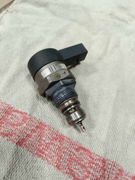 AUDI A6 C6 LIŠTA VSTŘIKOVAČE VENTIL REGULÁTOR PALIVA 057130764B