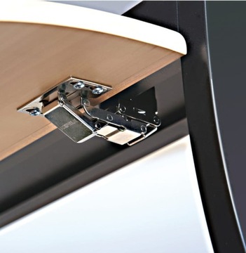 СПЕЦИАЛЬНЫЙ ПРИЦЕП С НАВЕСНОЙ КАМЕРОЙ И ТОРМОЗОМ