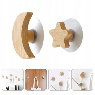 Деревянная вешалка для одежды.