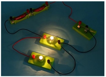 Экспериментальный школьный набор для построения электрических схем.