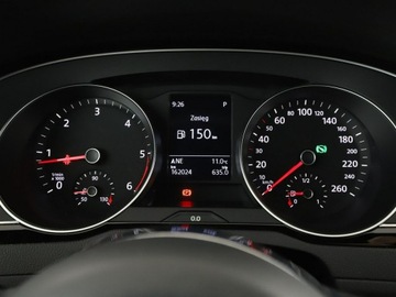 Volkswagen Passat B8 Variant 2.0 TDI BlueMotion SCR 150KM 2019 Volkswagen Passat DSG R-Line interior pack klima, zdjęcie 21
