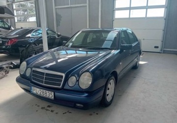 Mercedes Klasa E W210 Sedan 2.9 Turbo-D 129KM 1999 Mercedes-Benz Klasa E Mercedes-Benz Klasa E 290 T TD Classic 2.9 Diesel, zdjęcie 2