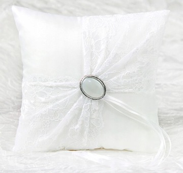 Piękna poduszka pod obrączki biała koronka Perła