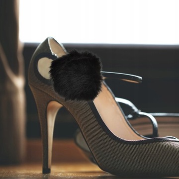 1 пара зажимов для обуви со съемной кисточкой.