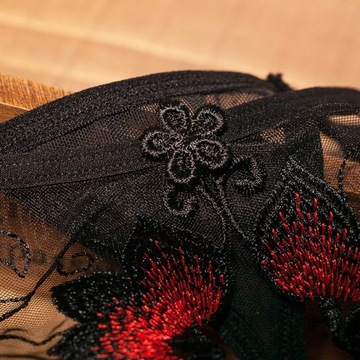 Открытые трусики-стринги с отверстием для шнурка.