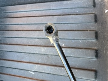 654706489R MERCEDES-BENZ PRAVÝ VZPĚRA/TLAKOVAČ KAPOTY