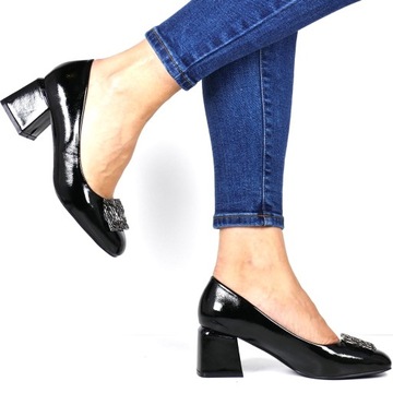 CZARNE ELEGANCKIE BUTY DAMSKIE Z OZDOBĄ CZÓŁENKA NA KLOCKU NISKIM OBCASIE