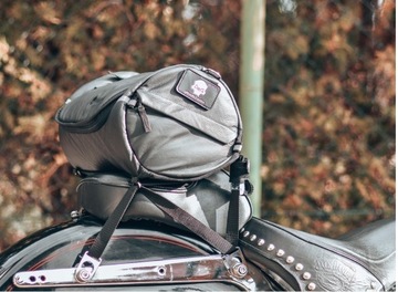 Серебристые крепления верхнего кофра Harley Deemeed