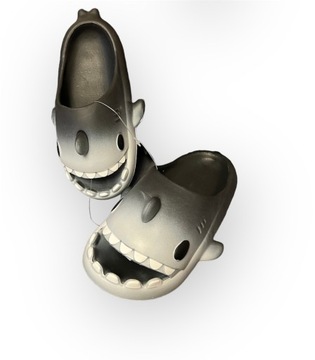 Черные шлепанцы с эффектом омбре в форме акулы 40