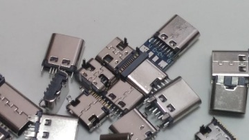 Набор из 30 различных разъемов USB-C типа C.