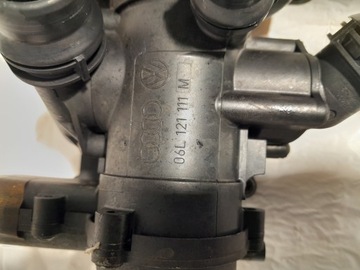 AUDI A4 B9 FACELIFT ČERPADLO VODY TERMOSTAT 06L121111M