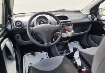 Peugeot 107 Hatchback 5d 1.0 12V 68KM 2010 Peugeot 107 Miejskie Auto 1.0 Benzyna ZADBANE Niski Przebieg SERWIS Black, zdjęcie 4