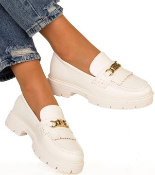 БЕЛЫЕ МОКАСИНЫ С ЦЕПОЧНЫМ ДЕКОРОМ 38