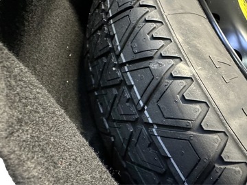 AUDI A8 4H D4 DOJEZDOVDOJEZDOVÉ REZERVA KOLO ZVEDÁK KLÍČ 4H0601027E