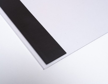 Карман для плаката формата А6 на магнитной ленте.