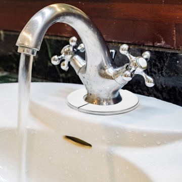 Закройте отверстие в стене для фланца насадки душа.