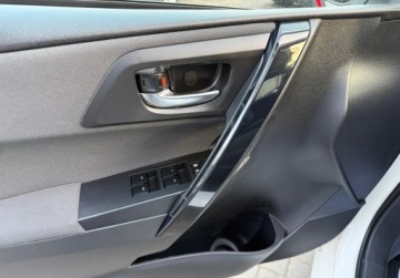 Toyota Auris II Touring Sports Facelifting 1.8 Hybrid 136KM 2016 Toyota Auris salon Polska, Podgrzewane fotele, Kamera 1.8 Hybryda 136KM, zdjęcie 12