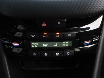 Peugeot 208 I Hatchback 5d Facelifting 1.2 PureTech 82KM 2016 Peugeot 208 1.2 PureTech, Salon Polska, zdjęcie 12