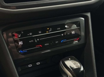 Volkswagen Tiguan Allspace SUV Facelifting 2.0 TDI SCR 150KM 2022 Volkswagen Tiguan Allspace Allspace Elegance 4Motion Hak Kamera cofania, zdjęcie 24