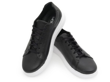 Czarne skórzane buty sportowe - sneakersy z białą podeszwą T182 42