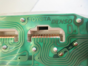 BUDÍKY PŘÍSTROJOVÁ DESKA TOYOTA YARIS 1