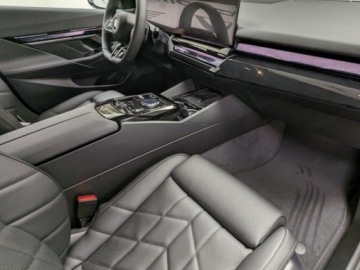 BMW Seria 5 G90-91 Touring 2.0 520d 197KM 2025 Touring 520d xDrive Sport Combi 2.0 (197KM) 2025, zdjęcie 9