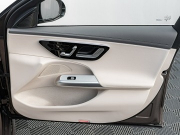 Mercedes Klasa E W214 Sedan 2.0 220d 197KM 2025 Mercedes E 220 4MATIC Avantgarde Szklany Dach, zdjęcie 28