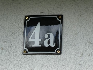 Эмалированная табличка с номером дома, 15х15 см.