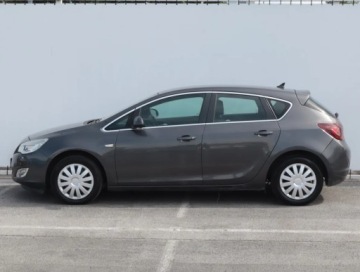 Opel Astra J Hatchback 5d 1.7 CDTI ECOTEC 110KM 2011 Opel Astra 1.7 CDTI, Navi, Klima, Klimatronic, zdjęcie 2