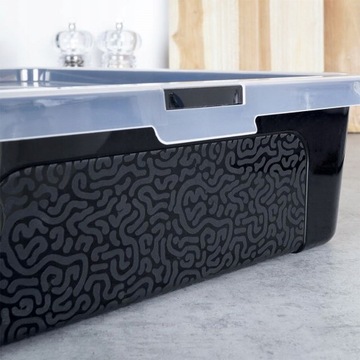 Большой кухонный контейнер для торта с крышкой.