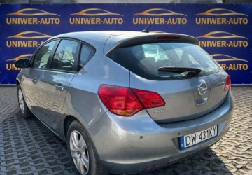 Opel Astra H Sedan 1.7 CDTI 110KM 2010 Opel Astra 1.7 Diesel, 2010 1.7 Diesel 110KM, zdjęcie 2