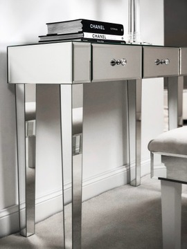 Зеркальная тумбочка в хромированной раме.