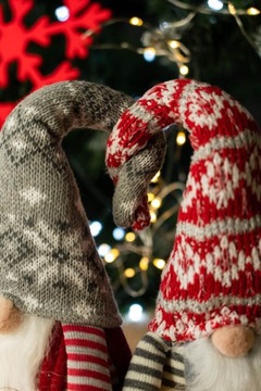 РОЖДЕСТВЕНСКОЕ УКРАШЕНИЕ ЭЛЬФИНИ РОЖДЕСТВЕНСКИЙ ГНОМ ПОД РОЖДЕСТВЕНСКОЙ ЕЛКОЙ СТОЯЩИЕ ПОЛОСКИ