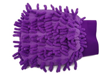 Перчатка из микрофибры для мытья автомобилей.