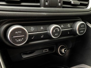 Alfa Romeo Giulia II Sedan Facelifting 2023 2.0 GME Turbo 280KM 2025 ALFA ROMEO Giulia Turbo Veloce Q4 Sedan 2.0 (280KM) 2025, zdjęcie 9