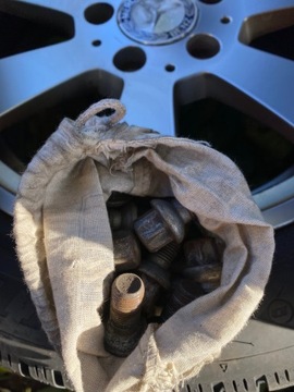 KOLA RÁFKY MERCEDES C TŘÍDA W204 PNEUMATIKY DUNLOP 205/55/16 ZIMNÍ ŠROUBY KOMPLET