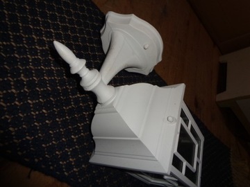 Белый настенный светильник