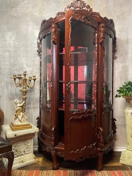 Элегантная витрина из красного дерева в стиле барокко