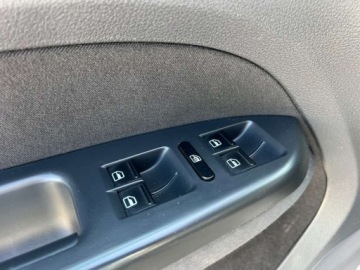 Volkswagen Touran I 1.9 TDI 105KM 2010 Volkswagen Touran 1.9 TDI Klimatyzacja Parktronic tyl El.szyby El.lusterka, zdjęcie 12