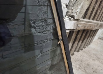 43R-001057 SKLO (OKNO) ZADNÍ KRYT KUFRU VW PASSAT B5 KOMBI