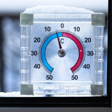 Самоклеящийся аналоговый термометр для наружного окна.