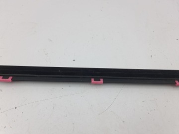 KIA Stonic Правая сторона Уплотнительная планка стекла задней двери
