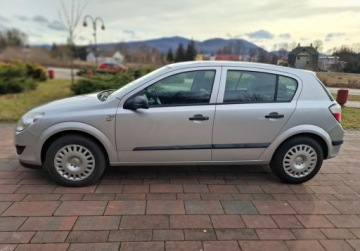 Opel Astra J Hatchback 5d 1.6 Twinport ECOTEC 115KM 2009 Opel Astra Ladny stan 1.6 Benzyna 115KM, zdjęcie 2