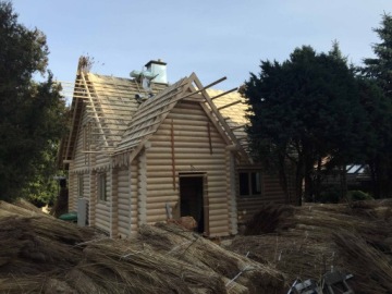 ДЕРЕВЯННЫЙ БРЕВЕННЫЙ ДОМ С ТАКОЙ КРЫШЕЙ