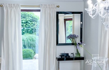 Эксклюзивная зеркальная консоль в хромированной рамке.