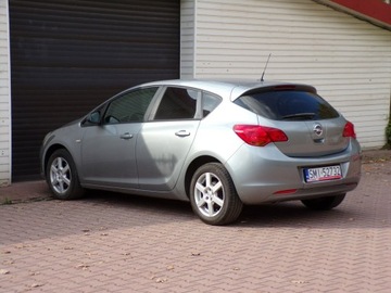 Opel Astra J Hatchback 5d 1.6 Twinport ECOTEC 115KM 2010 Opel Astra KLIMATYZACJA, zdjęcie 9